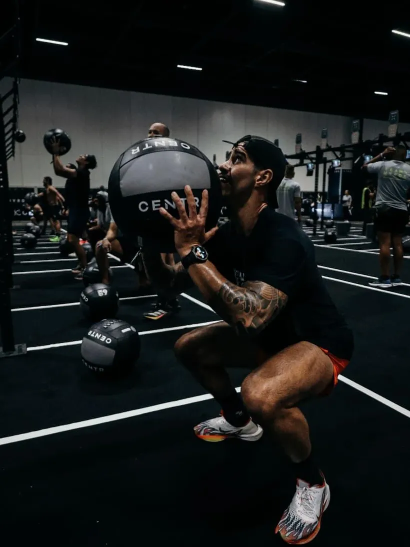 Atleta no wall ball com medicine ball