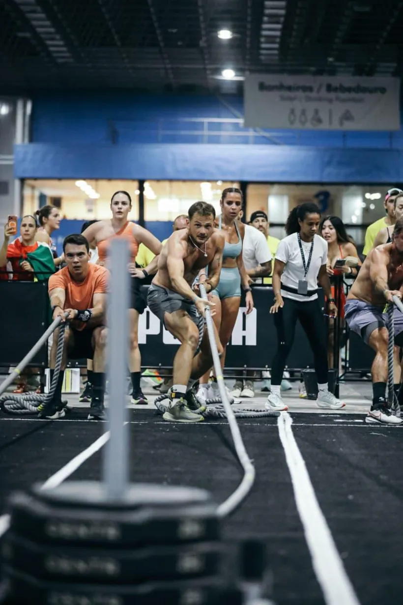 Atleta na corda naval