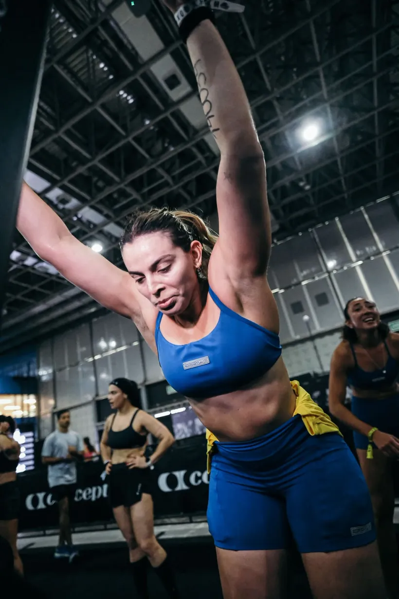 Atleta feminina em movimento explosivo
